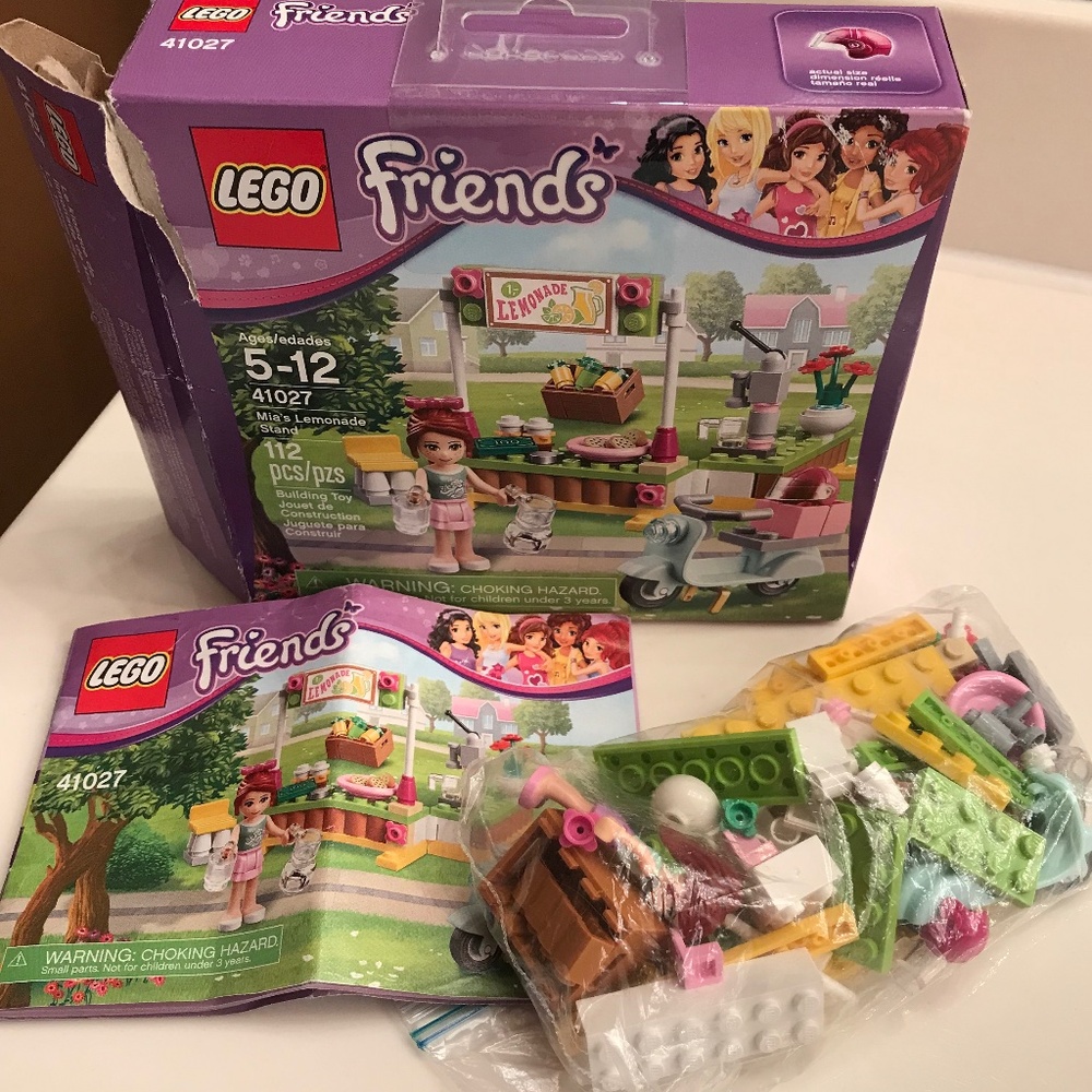 LEGO Friends Mia's Lemonade Stand set 41027